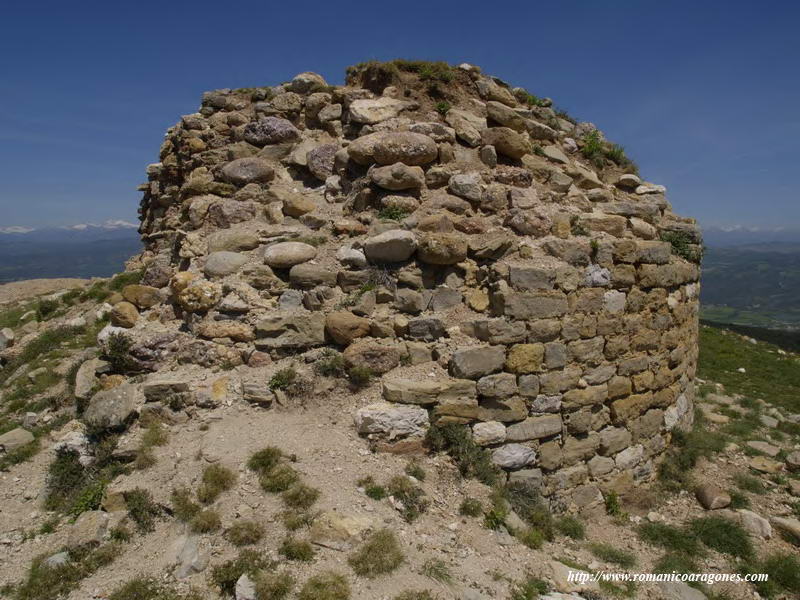 BASE DE LA TORRE. SU DERRUMBE PERMITE APRECIAR LA COMPOSICIÓN DELMURO